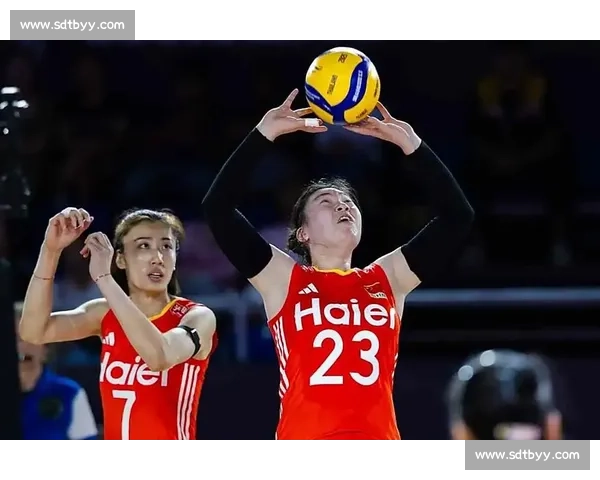 副攻跨界二传笑翻全场！女排训练欢乐多