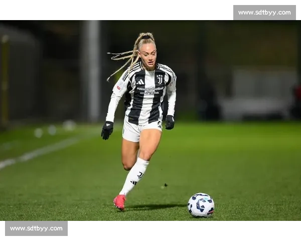 尤文女足艾丽莎 - 莱曼晒比基尼照：阳光沙滩尽显冠军风采