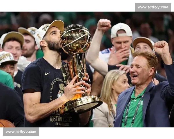 塔图姆术后穿保护靴启动力量训练:科学康复与冠军基因的双重博弈 塔图姆术后穿保护靴启动力量训练:科学康复与冠军基因的双重博弈